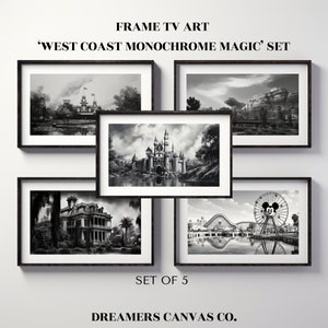 Könnte beinhalten: Satz von fünf Schwarzweiß-Bildern in Rahmen, die berühmte Sehenswürdigkeiten der Westküste zeigen. Die Bilder zeigen eine Ansicht des Disneyland-Schlosses, ein Riesenrad, eine Achterbahn, ein historisches Gebäude und eine Ansicht des Hollywood-Schriftzugs.