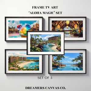 Puede incluir: Conjunto de cinco impresiones enmarcadas que muestran diferentes escenas de un complejo turístico tropical. Las impresiones incluyen una vista de la piscina del complejo, una playa, un vestíbulo y un primer plano de un helado raspado de colores. Todas las impresiones están enmarcadas en negro y tienen un passe-partout blanco.