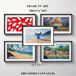 Könnte beinhalten: Set aus 5 gerahmten TV-Kunstdrucken. Die Drucke zeigen verschiedene tropische Szenen, darunter ein Strand mit einer blauen Figur, ein roter Hintergrund mit weißen Blättern und farbenfrohe Häuser. Der Text lautet "FRAME TV ART 'OHANA' SET" und "DREAMERS CANVAS CO."