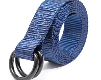 Könnte beinhalten: Ein blauer Nylon-Gürtel mit zwei schwarzen Metall-D-Ringen.