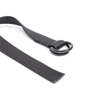K&ouml;nnte beinhalten: Ein schwarzes Nylonband mit einem schwarzen Doppelring aus Metall.