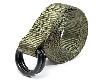 Könnte beinhalten: Ein grüner Nylon-Gürtel mit zwei schwarzen Metall-D-Ringen.