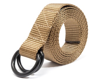 Könnte beinhalten: Ein brauner Nylon-Gürtel mit zwei schwarzen Metall-D-Ringen.