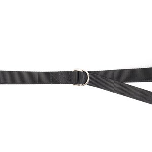 K&ouml;nnte beinhalten: Ein schwarzes Nylonband mit einem silbernen D-Ring aus Metall.
