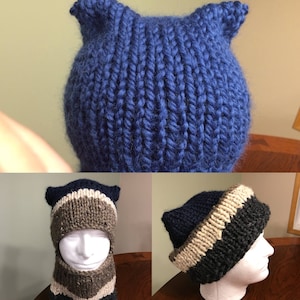 Puede incluir: Un gorro azul de punto con orejas de gato. El gorro está hecho con un hilo grueso y tiene una textura acanalada. El gorro se muestra en tres vistas diferentes.