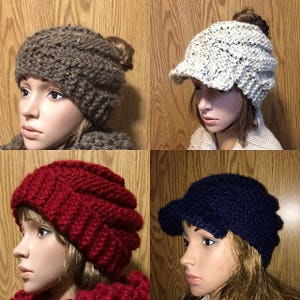 Può includere: Quattro diversi stili di berretti di lana, ognuno indossato da un manichino con un'acconciatura diversa. I berretti sono marrone, rosso, bianco e blu.