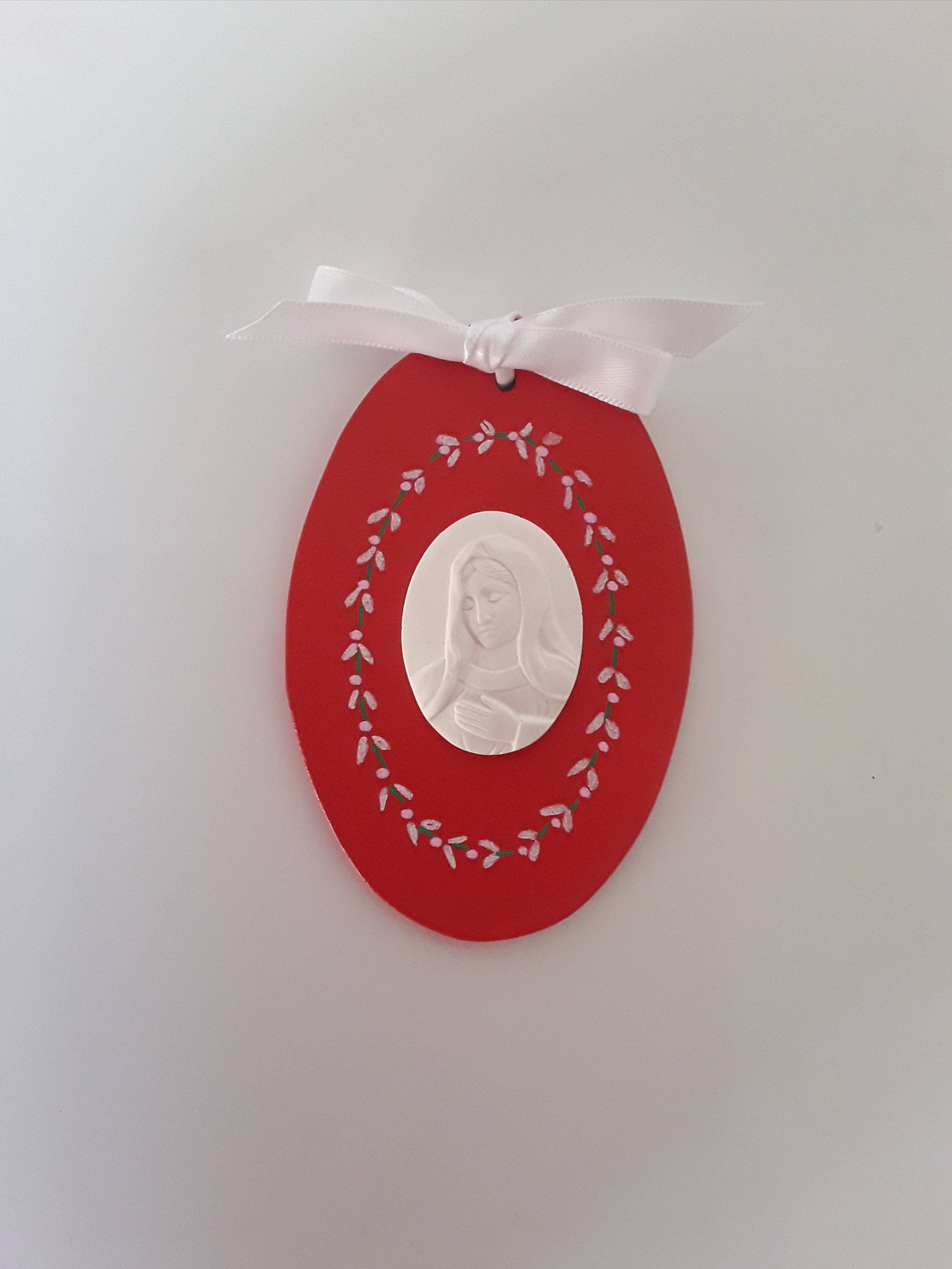 Médaillon avec Une Vierge en Plâtre