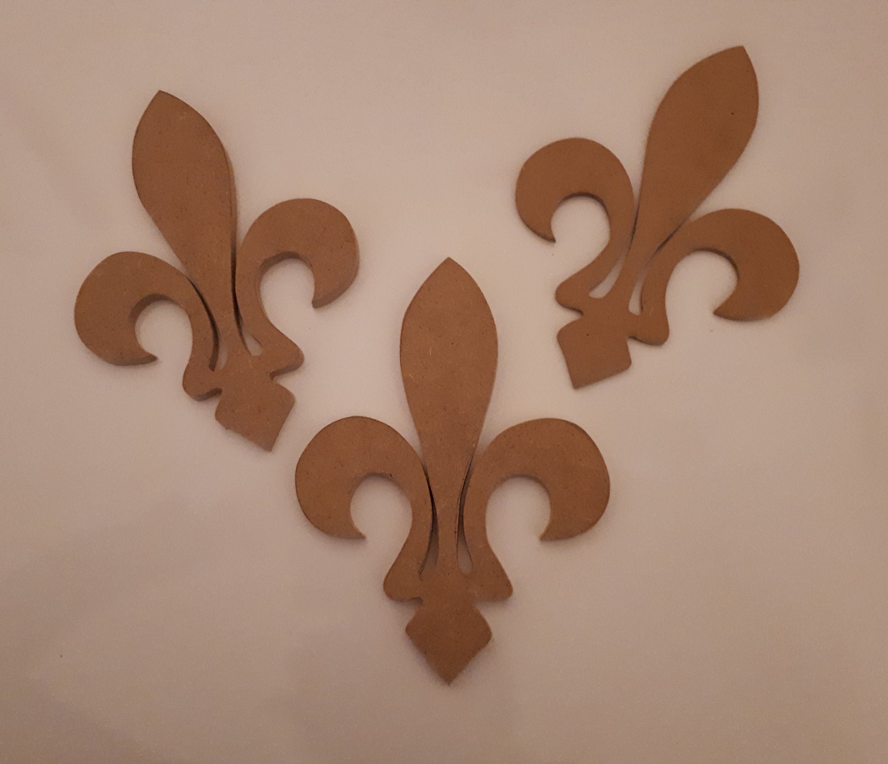 Fleur de Lys Taillée Dans Du Médium 3 mm, Brute ou Peinte.