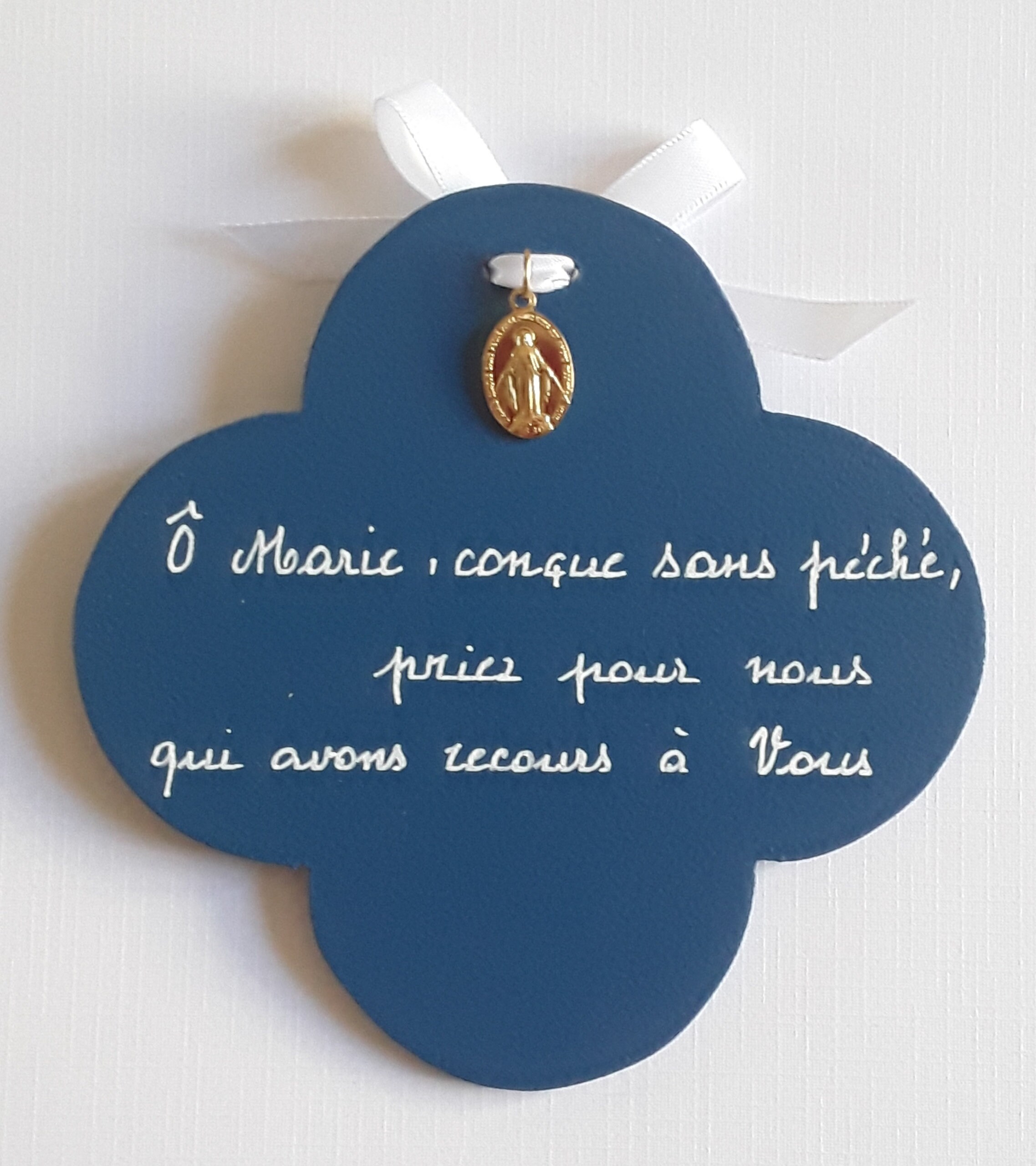 Croix Ronde avec Une Médaille Miraculeuse.