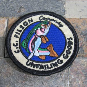 ¡Parche bordado ovalado pequeño de pesca Filson Unfailing Goods! imagen 3