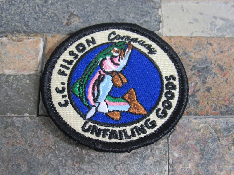 ¡Parche bordado ovalado pequeño de pesca Filson Unfailing Goods! imagen 3
