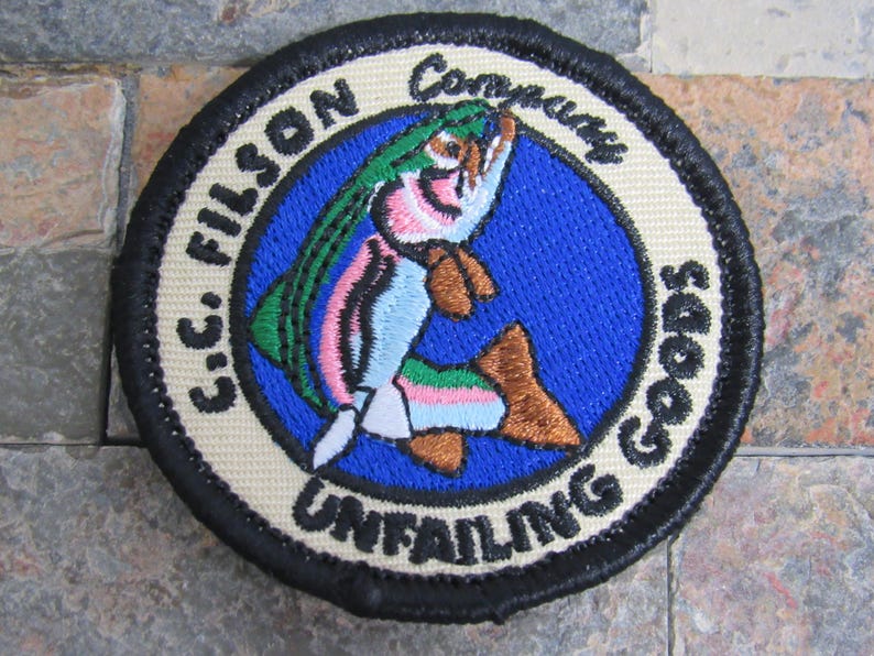 ¡Parche bordado ovalado pequeño de pesca Filson Unfailing Goods! imagen 2