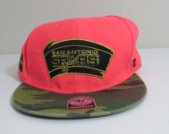 Retro czapka typu trucker San Antonio Spurs: różowy kamuflaż Snapback