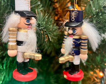 Juego de dos adornos de cascanueces con espadas: un divertido regalo navideño con forma de pene.