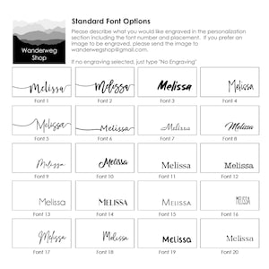 K&ouml;nnte beinhalten: Eine &Uuml;bersicht mit zwanzig verschiedenen Schriftarten f&uuml;r Gravuren, wobei der Name Melissa jeweils in einer anderen Schriftart dargestellt ist. Der Text enth&auml;lt Anweisungen zur Personalisierung, das Wanderweg Shop Logo und eine E-Mail-Adresse.