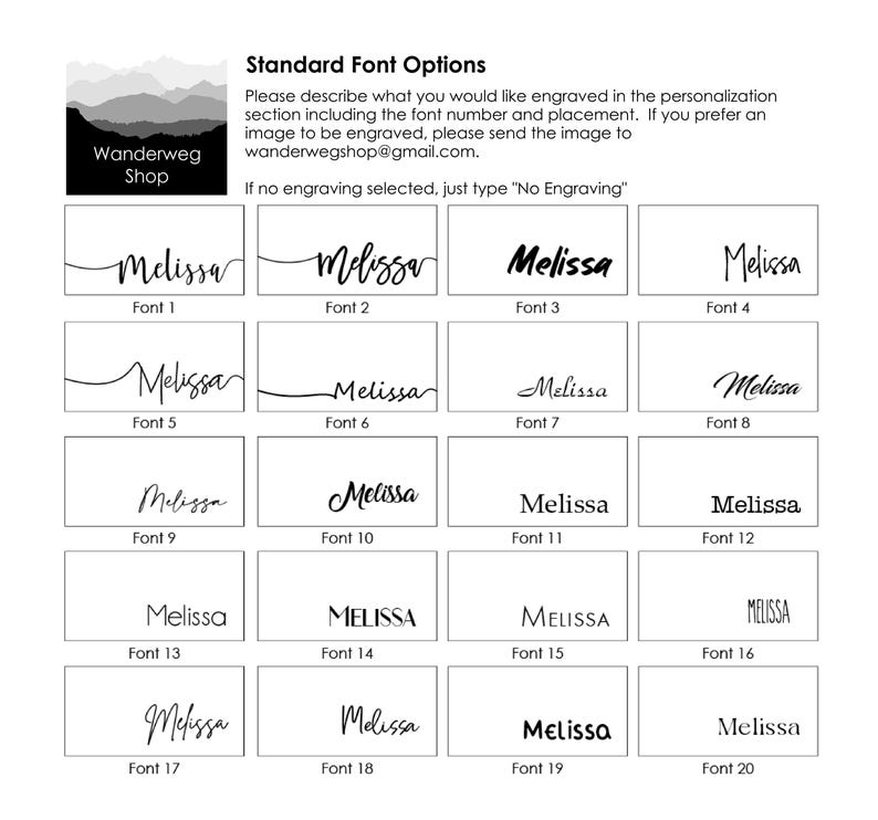 K&ouml;nnte beinhalten: Eine &Uuml;bersicht mit zwanzig verschiedenen Schriftarten f&uuml;r Gravuren, wobei der Name Melissa jeweils in einer anderen Schriftart dargestellt ist. Der Text enth&auml;lt Anweisungen zur Personalisierung, das Wanderweg Shop Logo und eine E-Mail-Adresse.