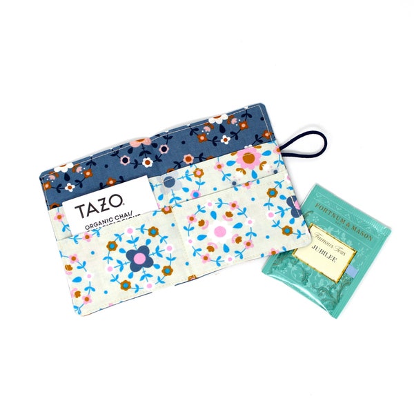 Portefeuille en sachet de thé - Ruby Star Society - tissu bleu marine - motif floral - bleu, rose - porte sachet de thé - 4,5 po. de haut - cadeau pour buveur de thé