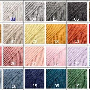 K&ouml;nnte beinhalten: Eine Farbkarte mit Garnkn&auml;ueln in verschiedenen Farbt&ouml;nen, darunter Wei&szlig;, Grau, Gelb, Orange, Rot, Rosa, Blau, Gr&uuml;n und Schwarz. Jede Farbe ist mit einer Nummer von 01 bis 28 versehen, was eine umfassende Palette f&uuml;r Handarbeitsprojekte bietet.
