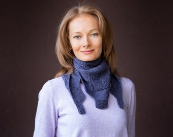 Dusty Denim Dreieckstuch, Kleines Stricktuch, Checker Textur, Weiche Wollmischung, Minimalistische Hals-Kopf-Wrap, Benutzerdefinierte Farben, Kleine Halstuch