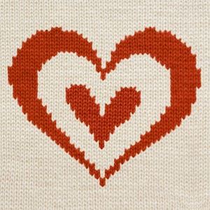 Puede incluir: Un corazón tejido con un fondo blanco y un diseño de corazón rojo. El corazón está hecho de múltiples capas de tejido de punto, creando un efecto tridimensional.