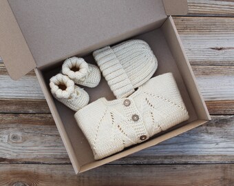 LISTO PARA ENVIAR Conjunto para recién nacido de lana merino color crema, conjunto tejido a mano, suéter de punto, gorro y patucos, conjunto de punto para recién nacido, regalo para niña o niño color marfil