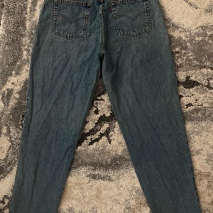 LEVI&#39;S Vintage Women&#39;s 550 Relaxed Fit Tapered Leg Jeans (Medium Wash, Size: 16)