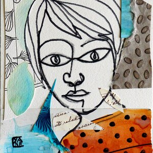 Peut inclure: Un collage de techniques mixtes mettant en scène un dessin au trait noir et blanc d'un visage avec un triangle bleu et blanc à motifs au premier plan. L'arrière-plan comprend un papier à motifs brun et blanc, une aquarelle bleue et un dessin au trait noir et blanc de feuilles.