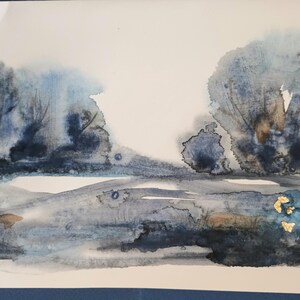 Paesaggio invernale ad acquerello, poesia, foglia oro, alberi, toni grigio blu, piccolo dipinto