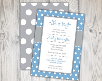 Könnte beinhalten: Eine blaue und graue Babyparty-Einladung mit weißen Punkten. Die Einladung lautet "Es ist ein Junge!" und enthält den Namen Ashley Harrington, Datum und Uhrzeit der Party, die Adresse und die RSVP-Informationen.