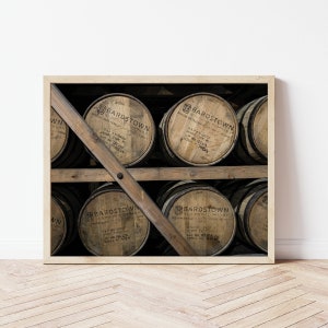 Wydruk fotograficzny beczki po bourbonie, Destylarnia, Sztuka whisky, Firma bourbonowa Bardstown, Dekoracja jaskini mężczyzny, Sztuka ścienna z bourbonem z Kentucky, Beczki