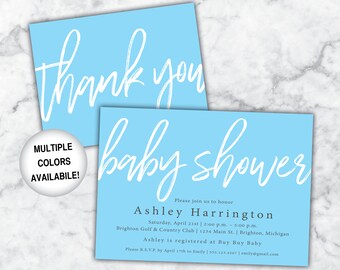 Könnte beinhalten: Hellblaue Baby Shower Einladung mit weißem Text. Die Einladung lautet "Danke" und "Baby Shower". Sie enthält den Namen "Ashley Harrington" und Details zur Veranstaltung, einschließlich Datum, Uhrzeit, Ort und RSVP-Informationen.