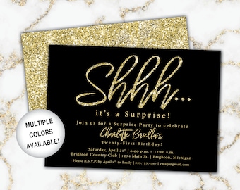 Può includere: Invito a festa sorpresa nero e oro glitterato con il testo "Shhh... è una sorpresa!"  Unisciti a noi per una festa a sorpresa per celebrare il ventunesimo compleanno di Charlotte Briella! Sabato 21 aprile | 18:00 - 00:00 Brighton Country Club | 1234 Main St. | Brighton, Michigan Per favore, conferma la tua presenza entro il 9 aprile a Emily | 555.123.4567 | emily@gmail.com