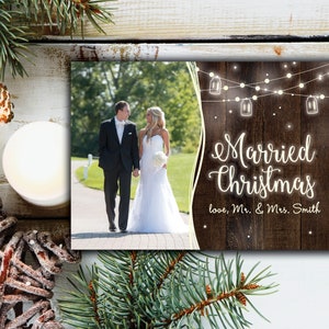 Gehuwd met Kerstkaart met foto | Rustieke kerstkaart bruiloft foto | Kerstkaart rustieke houten String Lights | Kerstkaart bruiloft