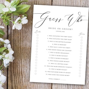 Könnte beinhalten: Ein druckbares "Rate mal wer"-Spiel für eine Hochzeitsparty oder eine Brautparty. Das Spiel stellt 15 Fragen über die Braut und den Bräutigam, wie zum Beispiel wer das erste Date initiiert hat, wer unordentlicher ist und wer geduldiger ist. Die Spieler kreisen ihre Antworten auf jede Frage ein und addieren dann ihre Punkte unten.