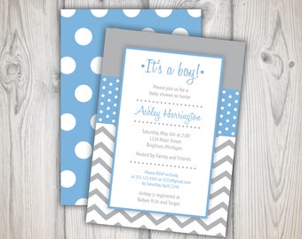 Könnte beinhalten: Eine Babyparty-Einladung mit einem blauen und grauen Chevron-Muster. Die Einladung lautet "Es ist ein Junge!" und enthält den Namen Ashley Harrington, Datum und Uhrzeit der Party, die Adresse und die RSVP-Informationen.
