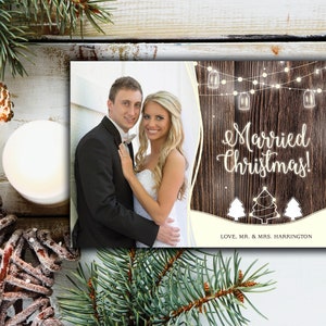 Getrouwde kerstkaart met foto | Rustieke kerstkaart Trouwfoto | Kerstkaart Rustieke houten lichtslingers | Kerstkaart Bruiloft