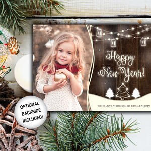 Rustieke nieuwe jaar kaart met foto | Happy New Year kaart | Kerstkaart foto | Rustieke houten String Lights | Kerstkaart sjabloon