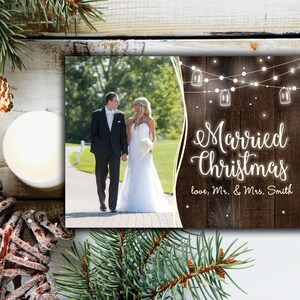 Gehuwd met Kerstkaart met foto | Rustieke kerstkaart bruiloft foto | Kerstkaart rustieke houten String Lights | Kerstkaart bruiloft