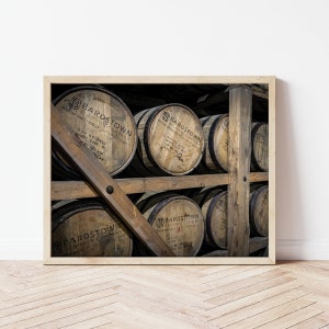 Wydruk fotograficzny beczki po bourbonie, Destylarnia, Sztuka whisky, Firma bourbonowa Bardstown, Dekoracja jaskini mężczyzny, Sztuka ścienna z bourbonem z Kentucky, Beczki