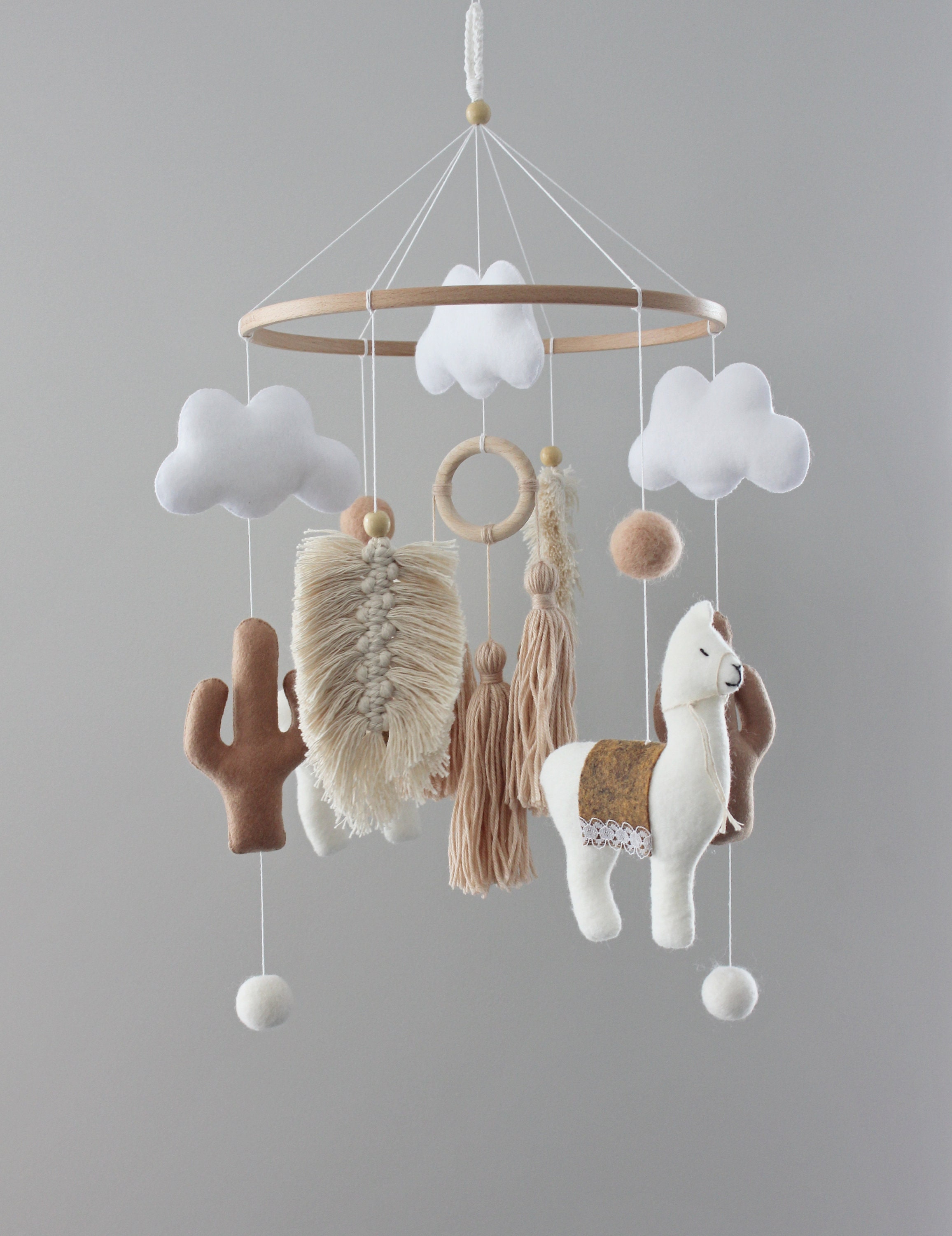 Мобиль бохо. Мобиль с барашками. Детский мобиль в кроватку в стиле бохо. Мобиль из макраме. Мобиль из макраме.