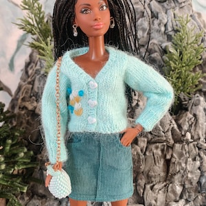 Mintcore Cottage Cardigan Outfit für 11.5" Fashion Doll - Handgestrickter bestickter grobstrick Pullover, Seegrüner Cord Rock & Perlen Handtasche."