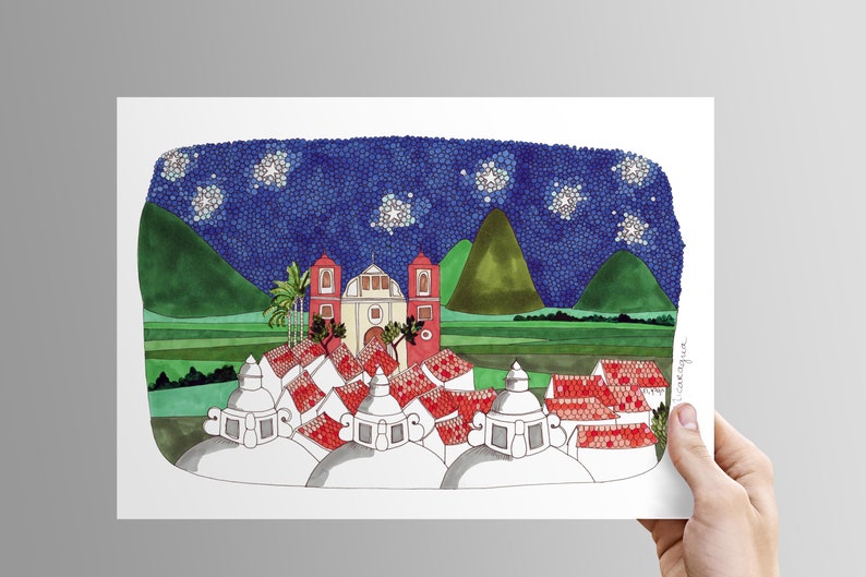 Puede incluir: Una pintura de acuarela de un peque&ntilde;o pueblo de noche con una iglesia en el centro. El pueblo est&aacute; rodeado de colinas y un cielo estrellado. La iglesia es roja y blanca con una puerta amarilla. Las casas son blancas con techos rojos. El cielo es azul con estrellas blancas.