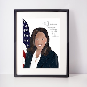 以下が含まれることがあります： アメリカ合衆国の副大統領であるカマラ・ハリスのイラストが額縁に入っています。イラストは、アメリカ国旗の前に立っているハリスを描いています。彼女のすぐ下に「The American Dream belongs to all of us」というテキストが筆記体で書かれています。テキストの下には「Kamala Harris」という署名があります。