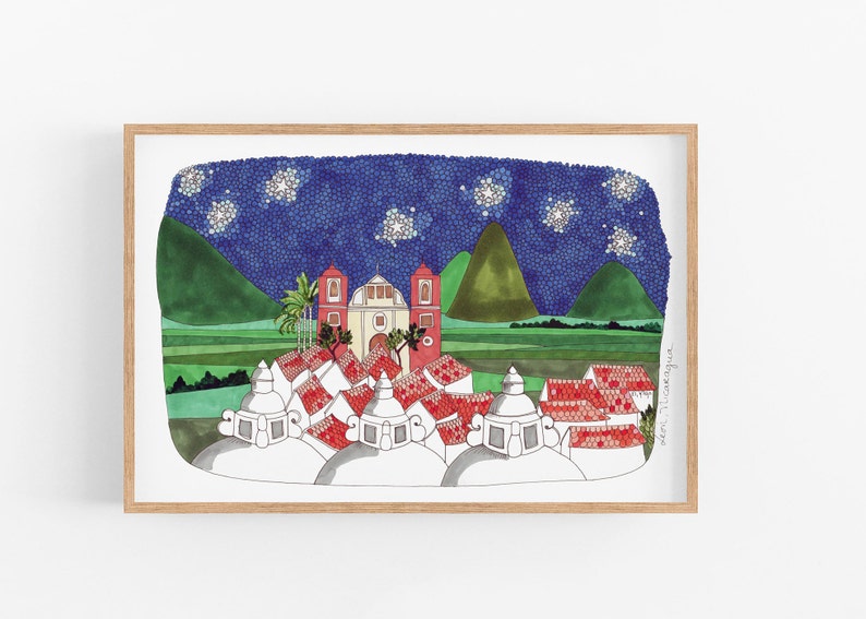 Puede incluir: Una ilustraci&oacute;n de acuarela de un peque&ntilde;o pueblo de noche con edificios blancos y techos de tejas rojas. El pueblo est&aacute; enclavado entre dos colinas verdes bajo un cielo azul con estrellas blancas. El texto "Isla de Ometepe" est&aacute; en la esquina inferior derecha.