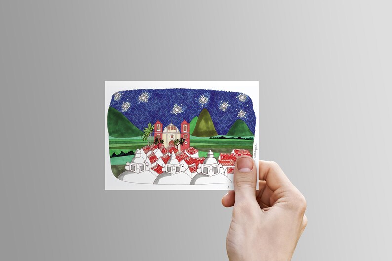 Puede incluir: Una pintura de acuarela de un peque&ntilde;o pueblo de noche con un cielo estrellado. El pueblo est&aacute; formado por casas blancas con techos rojos y una gran iglesia en el centro. Hay dos colinas verdes en el fondo.