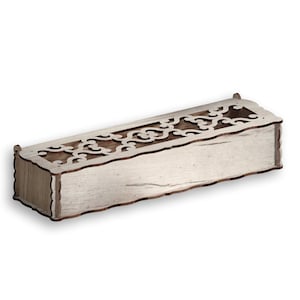 Puede incluir: Una caja de madera rectangular con un diseño de corte decorativo en la parte superior. La caja está pintada de blanco con una textura de grano de madera.