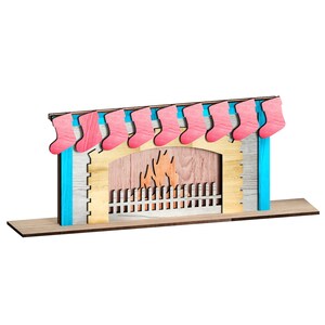 Puede incluir: Una chimenea de Navidad de madera con un manto pintado de azul y blanco y una media rosa colgando a cada lado. La chimenea tiene una rejilla de madera y un recorte de llamas en el interior.