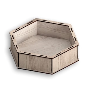 Könnte beinhalten: Ein sechseckiges Holztablett mit einer hellen Holzmaserung und dunkelbraunen Kanten. Das Tablett hat eine geringe Tiefe und ist perfekt für die Aufbewahrung kleiner Gegenstände.