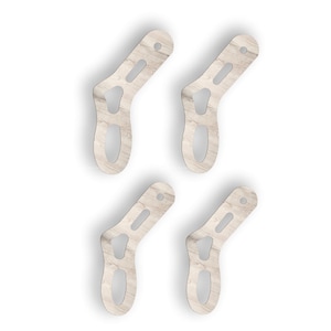 Puede incluir: Cuatro adornos de calcetines de madera en color marrón claro. Los calcetines están recortados y tienen una textura de grano de madera rústico.
