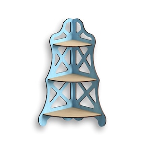 Peut inclure: Une étagère d'angle bleu clair avec trois étagères et un motif découpé décoratif. L'étagère est en bois et a une finition en bois naturel sur les étagères.